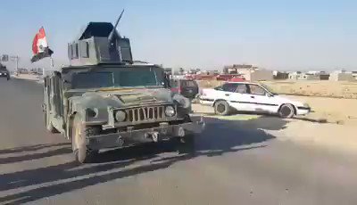 Kerkük'e doğru hareket eden Irak ordusu (Haşdi Şabi) askerlerini bölgede bulunan türkmenler bozkurt işaretleri ile karşılıyorlar   