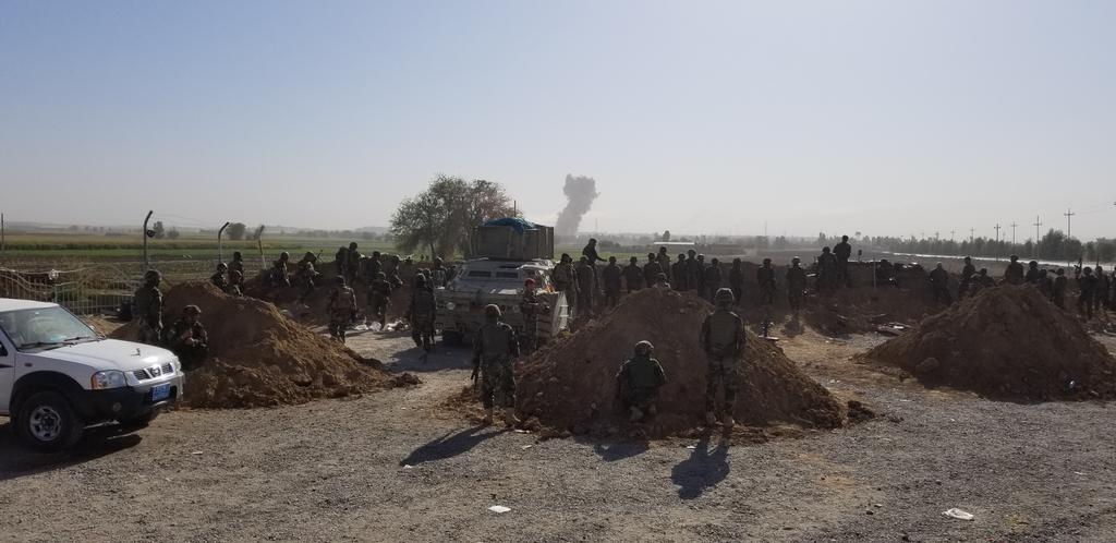 Kürt askerleri videoda Irak Ordusu mevzilerinde görülen patlama sonrası seviniyorlar