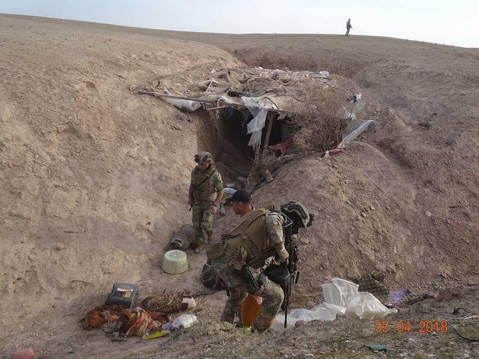 Spezielle technische Regierungsmitglieder der irakischen Polizei in Anbar führten eine Operation gegen die IS-Zelle in der Tharthar-Wüste nördlich von Ramadi durch.