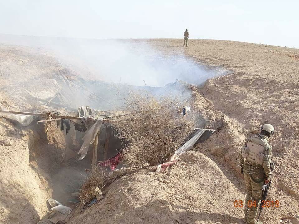 Spezielle technische Regierungsmitglieder der irakischen Polizei in Anbar führten eine Operation gegen die IS-Zelle in der Tharthar-Wüste nördlich von Ramadi durch.