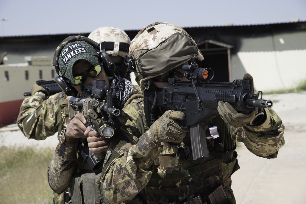 Italian soldiers Dimonios from Sassari Brigade deployed at the Mosul Dam.  They also met the @USACEHQ Commander.   