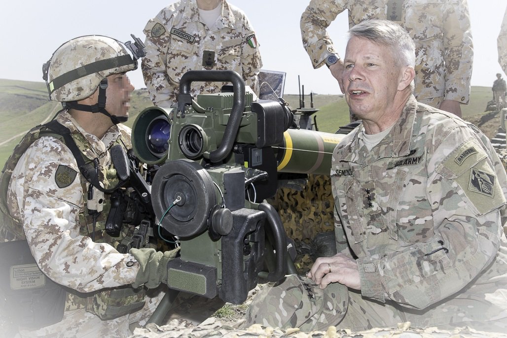 Italian soldiers Dimonios from Sassari Brigade deployed at the Mosul Dam.  They also met the @USACEHQ Commander.   