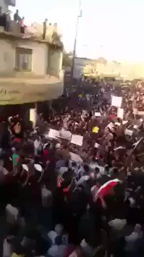 Irak\'ın Nasriyya kentinde eylemciler \İran\'ı istemiyoruz.\ sloganları atıyorlar.