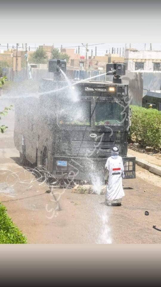 Photo: Shiekh Abdulzahara against water cannon in Dhi Qar, southern Iraq. #BasraProtests   