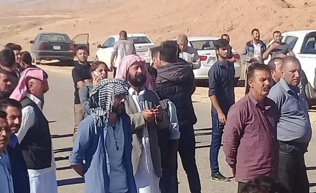 A few dozen of people, affiliated to PKK protest near Um al-Shababik check-point [at Shingal entrance] against the return of the legitimate (pro-KRG) administration to the areas.      