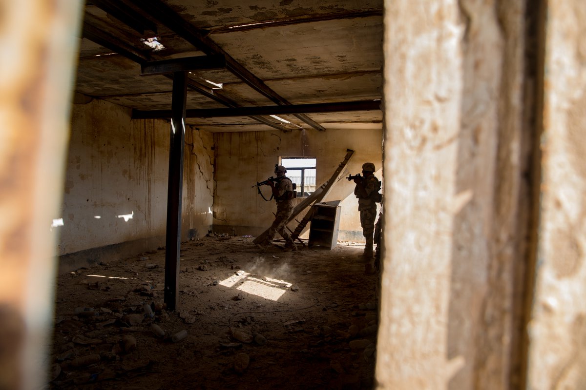 Inherent Resolve:A New Zealand army instructor assigned to Task Group Taji, teaches building clearing drills to Iraqi soldiers from 3rd Battalion, 41st Brigade at Camp Taji, Iraq, Sep. 22.   