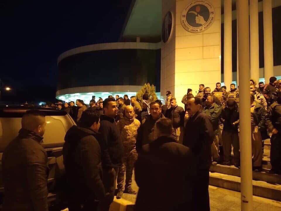 PUK deploy forces in front of headquarter in Kirkuk to prevent the Iraqi CT Forces to take down the Kurdistan flag.     