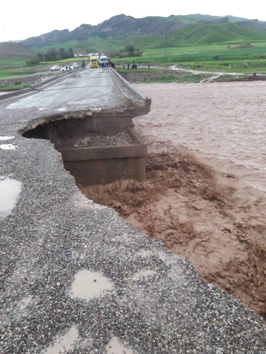 A bridge between Kalar and Darbendikhan has partially collapsed due to heavy rain and flash floods. The road is closed.     