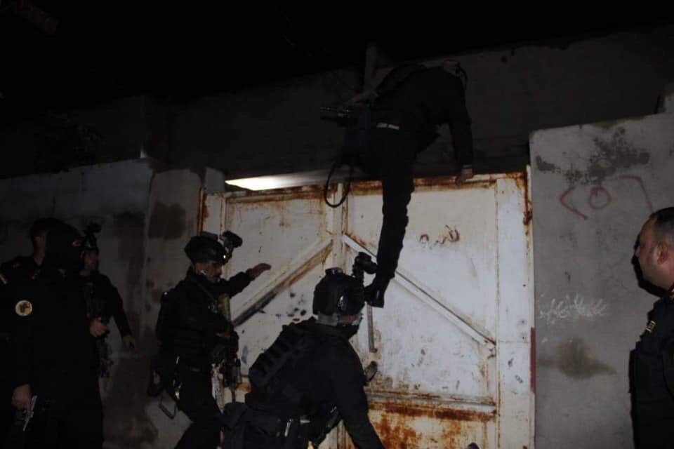 Iraqi Counter-terrorism service's Mosul Battalion of the 2nd ISOF Brigade storms a number of houses belonging to ISIS members, arrests a number and discovers important documents.   