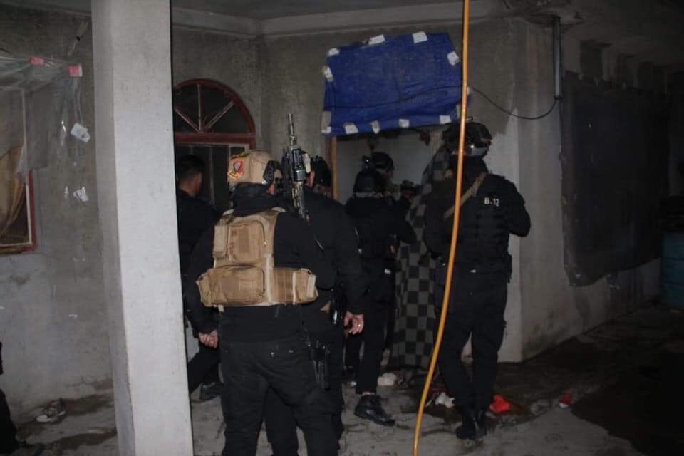 Iraqi Counter-terrorism service's Mosul Battalion of the 2nd ISOF Brigade storms a number of houses belonging to ISIS members, arrests a number and discovers important documents.   