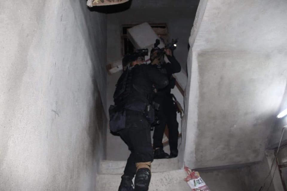 Iraqi Counter-terrorism service's Mosul Battalion of the 2nd ISOF Brigade storms a number of houses belonging to ISIS members, arrests a number and discovers important documents.   