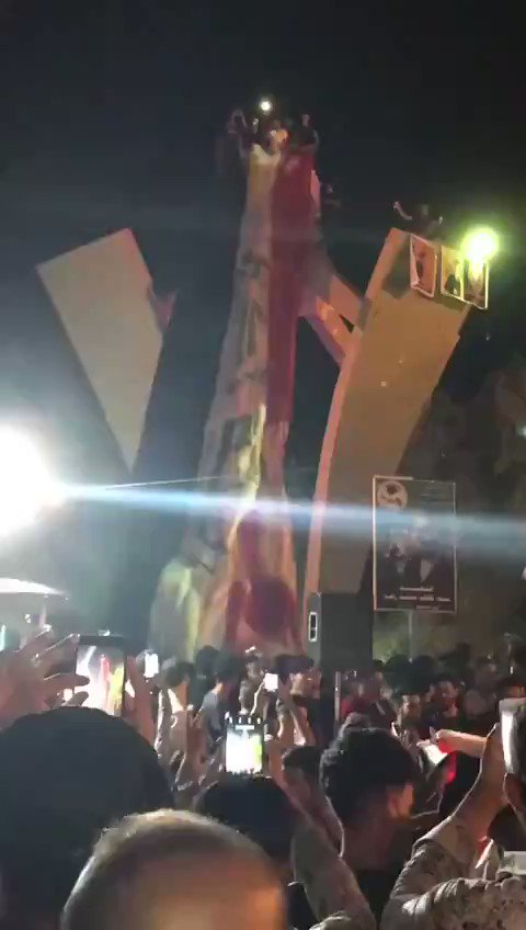 Protesters gather in the center of Diwaniyah, Qadisiyah province