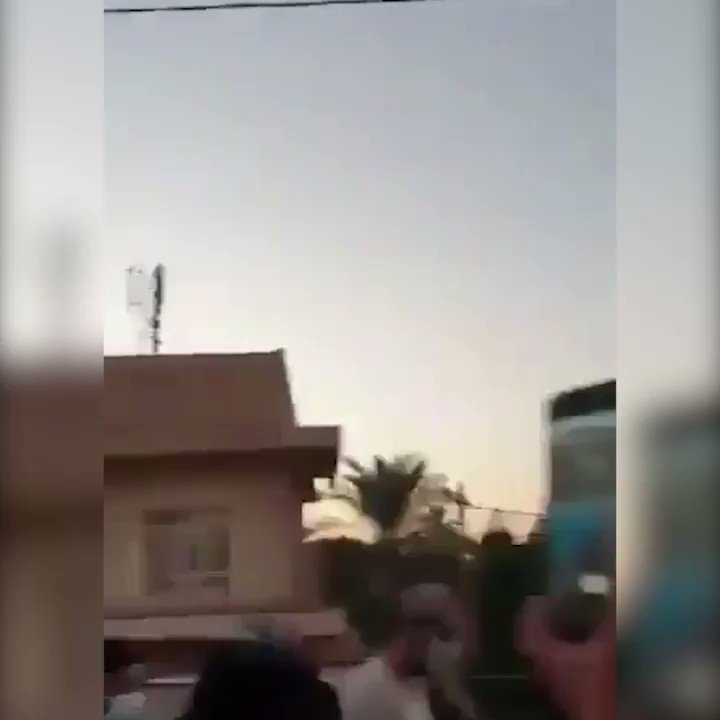 Iraqi protesters tear pictures of Khomeini in Diwaniya