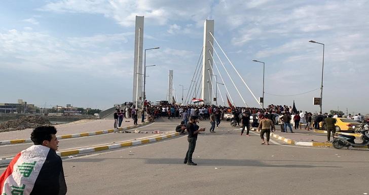 Demonstrators block the bridges of Al Hadarat and Al Nasr in the center of the city of Nasiriyah in southern Iraq