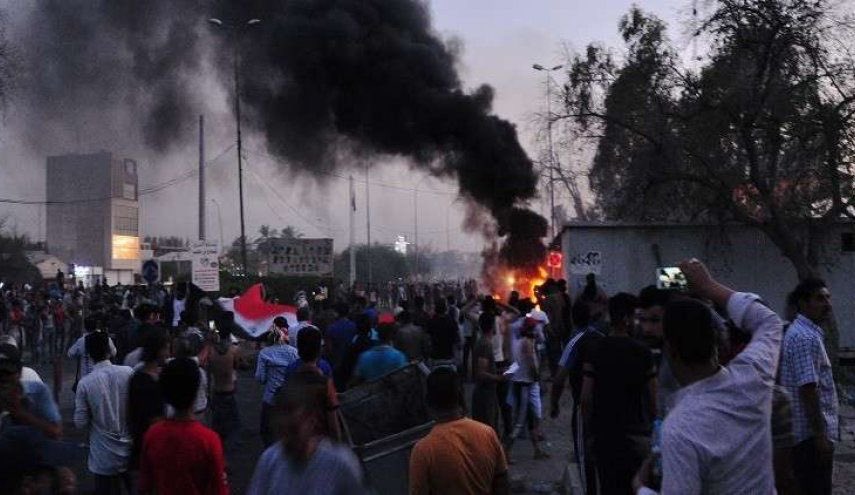 Demonstrators block access to UmmQasr port in Basra