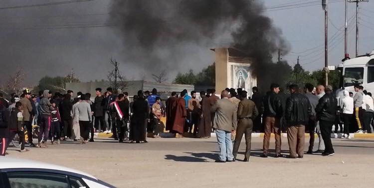 Tazi Qar demonstrators block the road between Dhi Qar, Muthanna, Qadiyah and the suburbs in protest against the late implementation of the demands. 