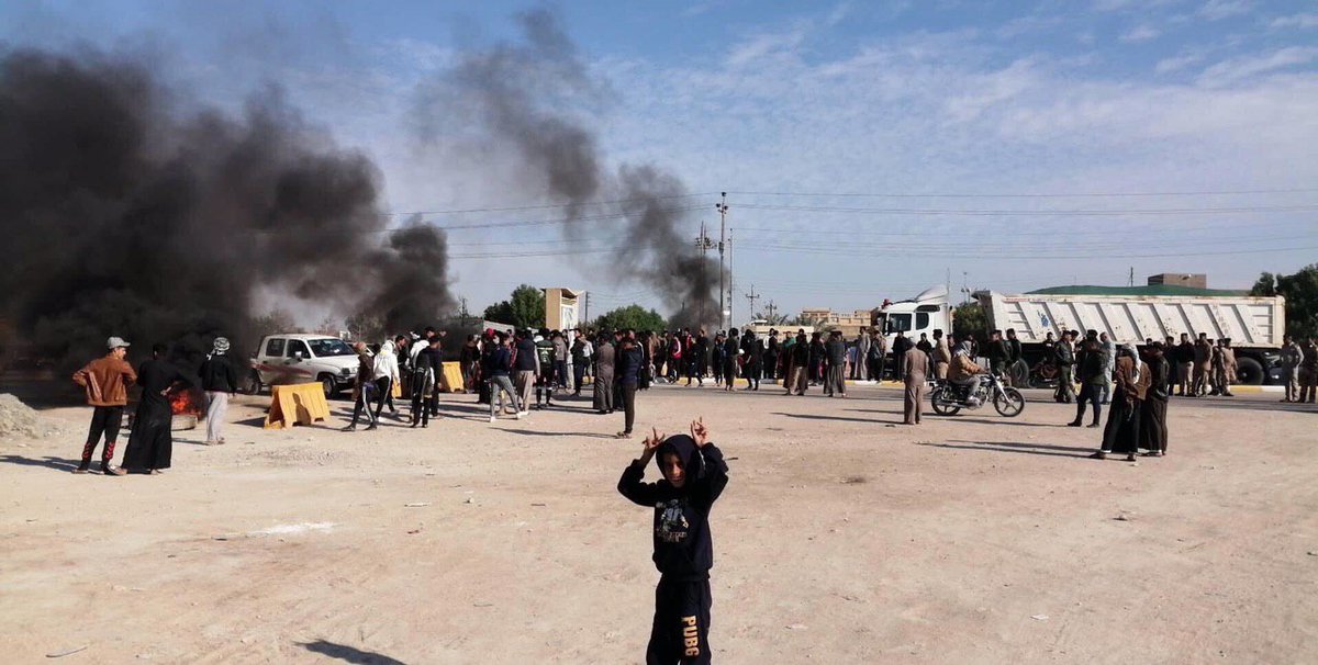 Tazi Qar demonstrators block the road between Dhi Qar, Muthanna, Qadiyah and the suburbs in protest against the late implementation of the demands. 
