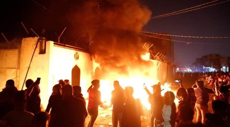 Iraqi Protesters Burn Shrine Entrance in Najaf 