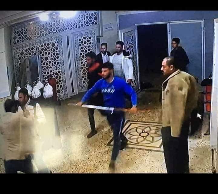Najaf: picture of the entry of militias entering the hospital in Najaf, attacking doctors and wounded with knives and swords