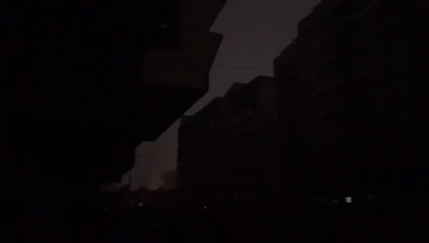 Power is off in Khilani Square near Tahrir Square as armed groups are still using live ammunition against the protesters in the streets. At least 15 people killed and more than 60 people wounded according to @AP tonight in Baghdad. 