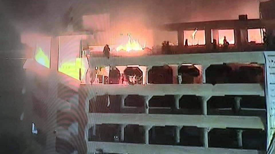 Armed groups enter Tahrir Square and use live ammunition on protesters. The garage adjunct to Sinek bridge was set on fire. Protesters have been dwelling there for weeks