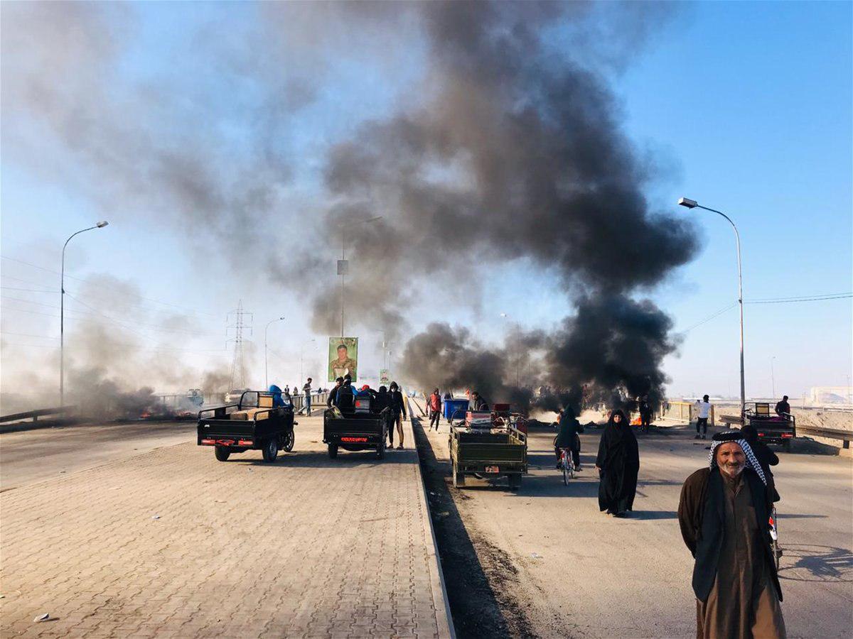 Najaf demonstrators cut the Diwaniyah - Najaf bridge, rejecting political party candidates