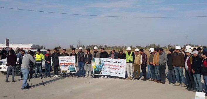 A demonstration by graduates of the Faculties of Engineering, in front of the Samawah refinery in Muthanna Governorate, southern Iraq