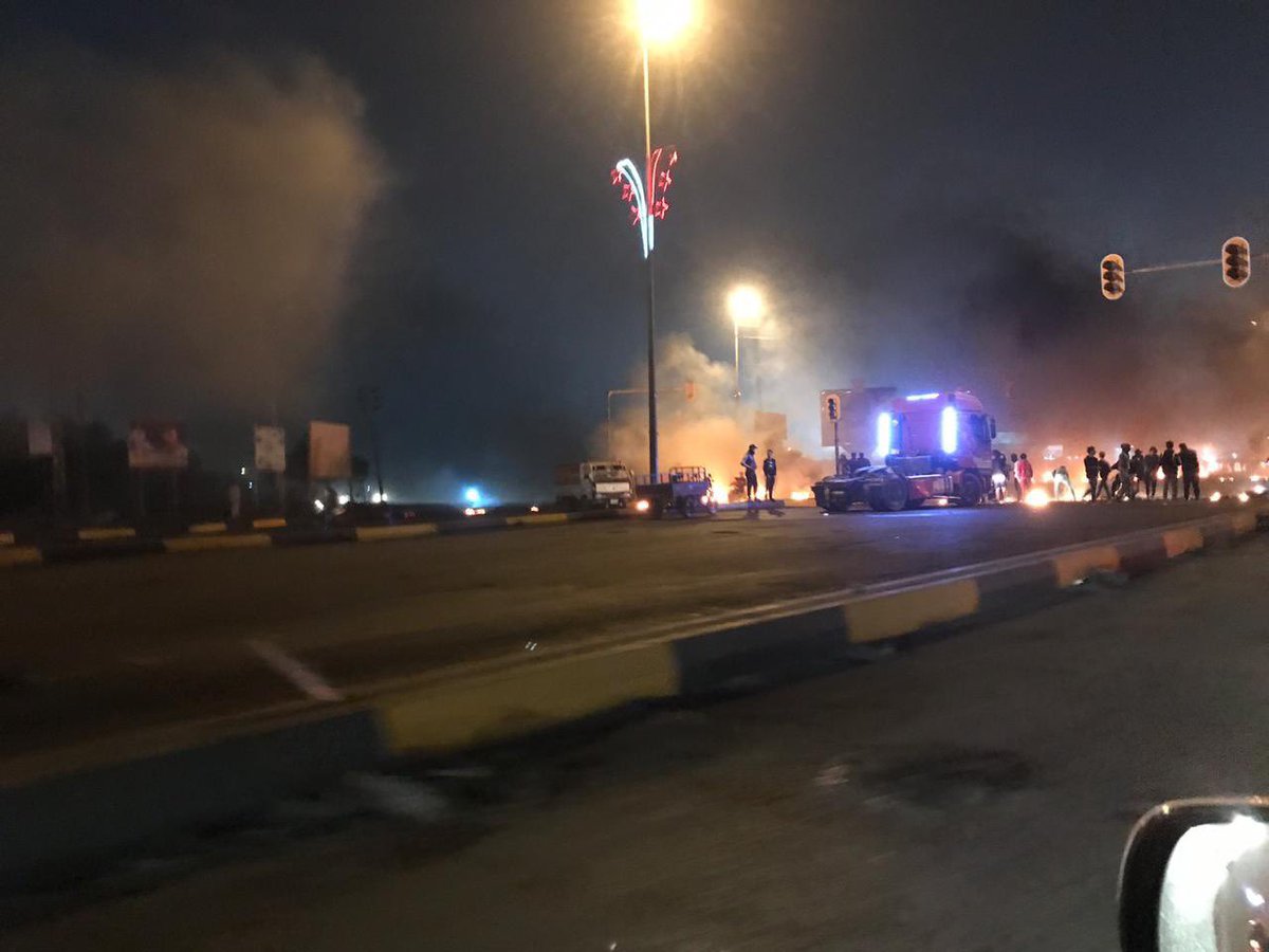 Basra. Burning tires and cutting the commercial street by the demonstrators 