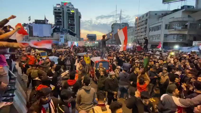 The Tahrir Square, central Baghdad, is crowded with protesters, and protesters still flock to the square.