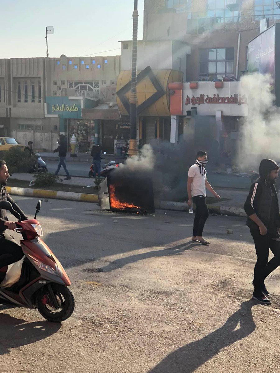 Protesters in Kut Iraq set up road blocks this morning