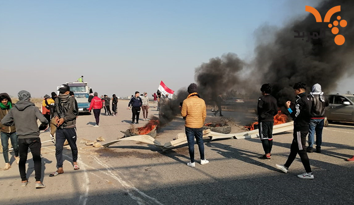 Protesters block the road between Diwaniyah and the southern governorates