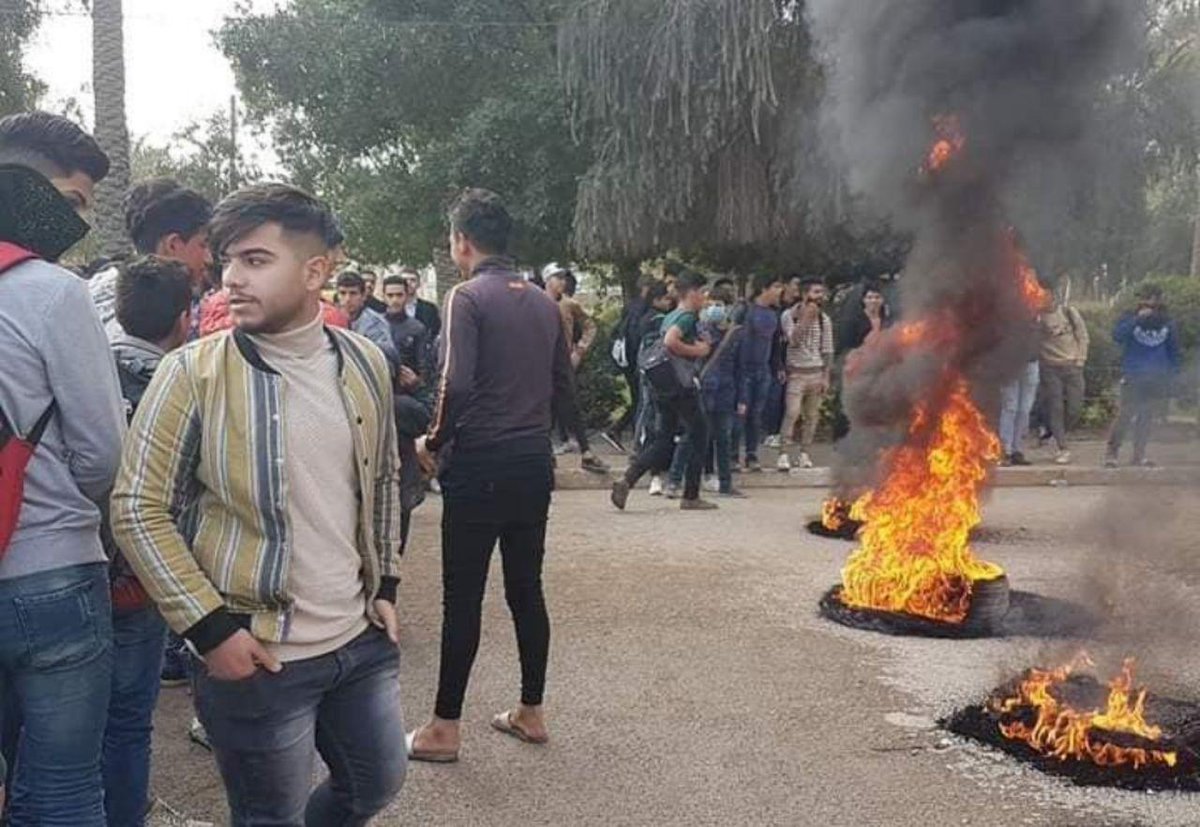 Demonstrators cut the Republican Bridge in Baquba, Diyala Governorate