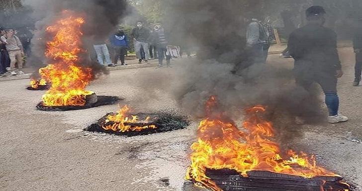 Demonstrators cut the Republican Bridge in Baquba, Diyala Governorate