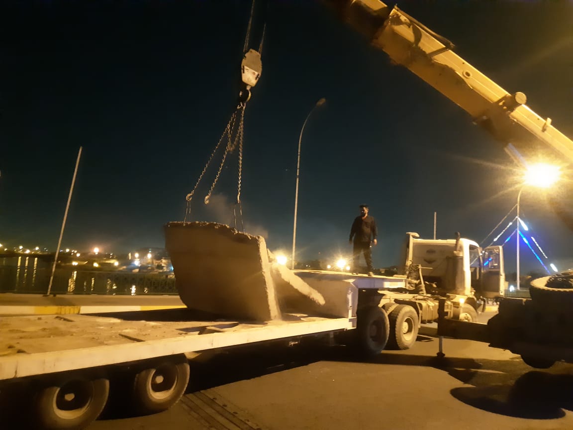 Cadres of the Baghdad Municipality carry out a campaign to raise scattered concrete blocks and deformations on the Al-Sink Bridge linking between Karkh and Rusafa in the capital Baghdad and in coordination with the security forces