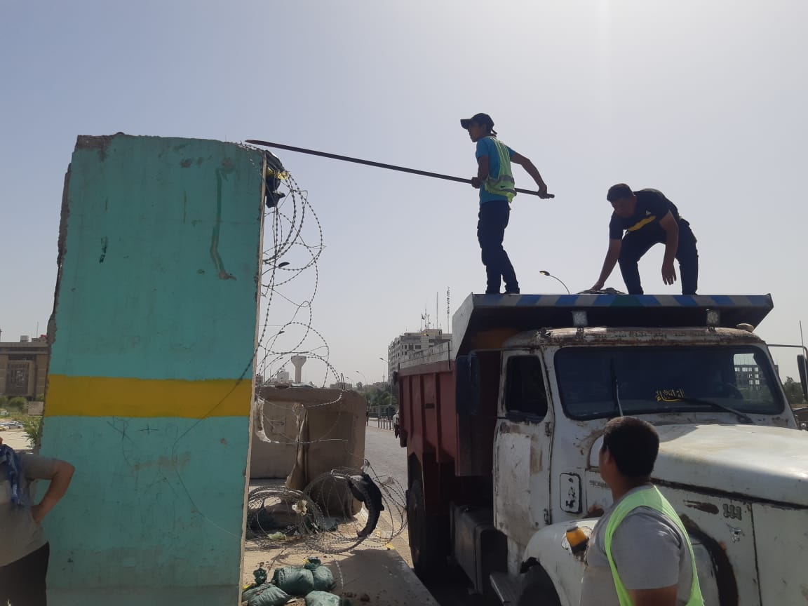 Cadres of the Baghdad Municipality carry out a campaign to raise scattered concrete blocks and deformations on the Al-Sink Bridge linking between Karkh and Rusafa in the capital Baghdad and in coordination with the security forces