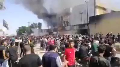 واعد  بالفيديو:: محتجون يحرقون مقر ميليشيا أنصار الله في مدينة الناصرية