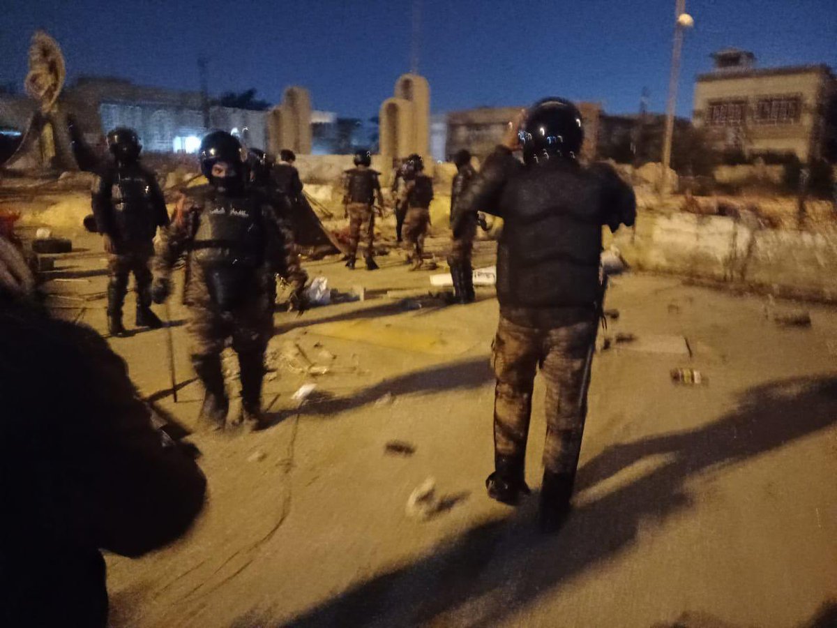 Iraq Security forces breaking the demonstrations in Kut and controlling the main square of city