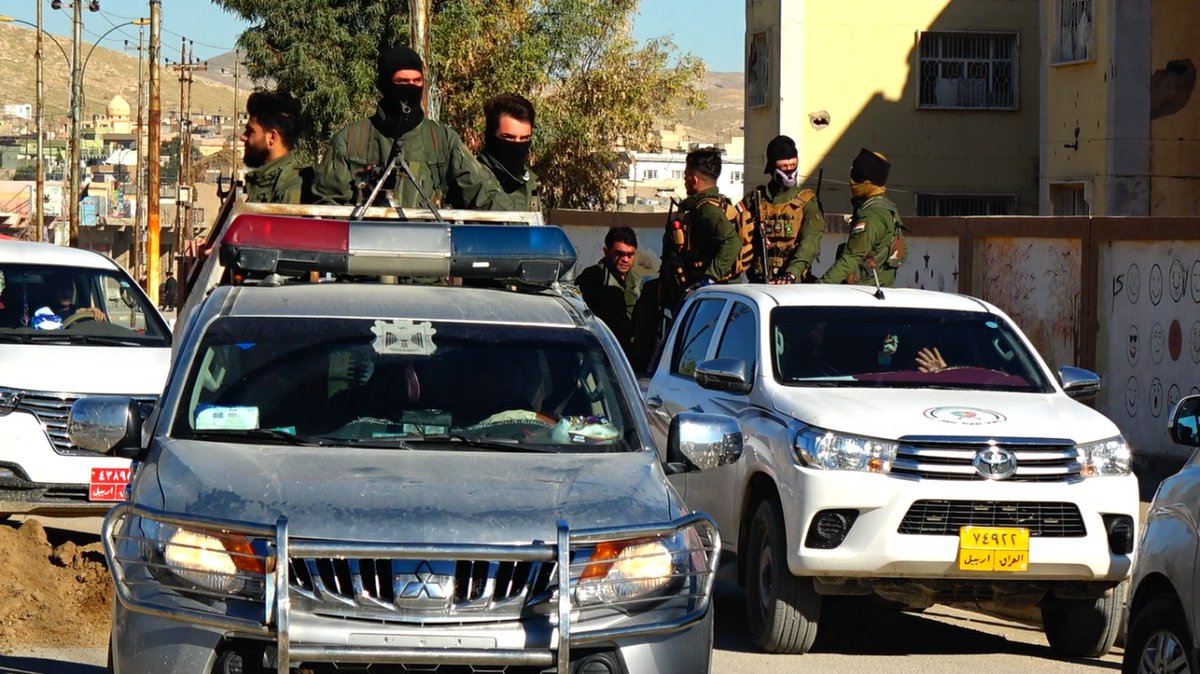 Pro-PKK groups in Shingal insist to stay downtown and on the mountain arguing their members are locals while Iraqi army officials insist to oust armed groups to be replaced by Iraqi security forces
