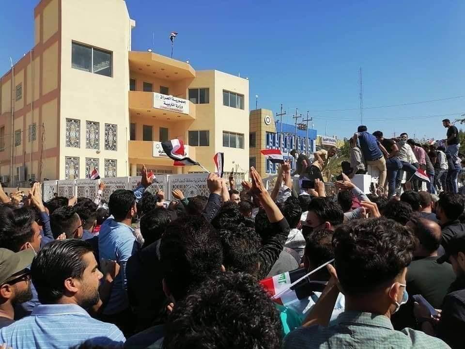 واعد || بالصور:: المحاضرين المجانيون يغلقون مبنى تربية محافظة #النجف؛ للمطالبة بالتعيين.