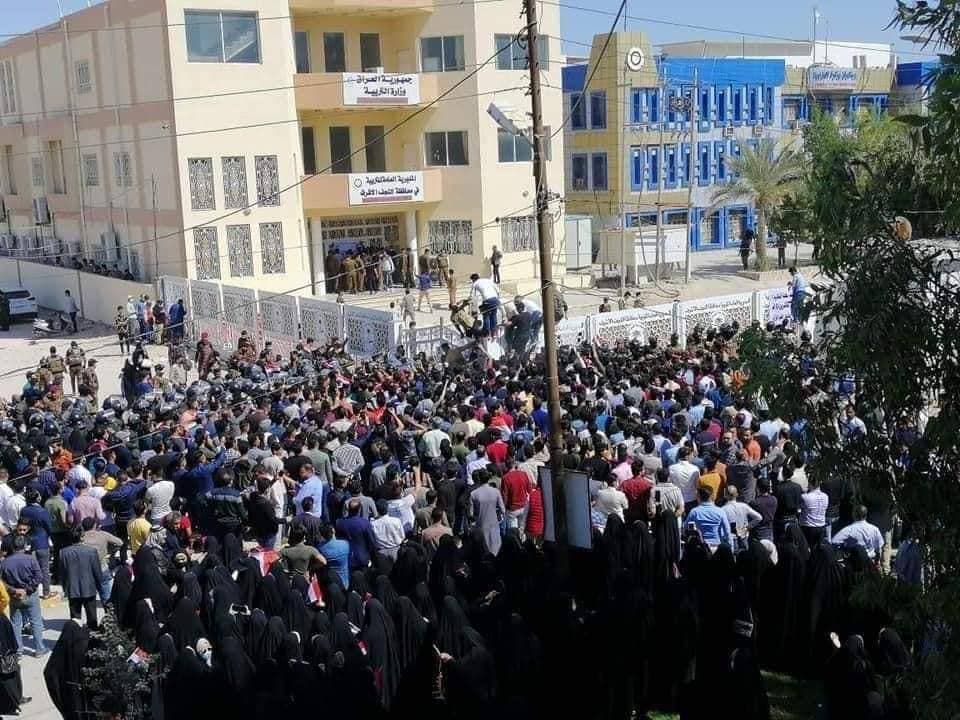 واعد || بالصور:: المحاضرين المجانيون يغلقون مبنى تربية محافظة #النجف؛ للمطالبة بالتعيين.
