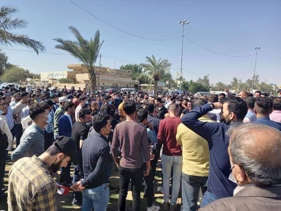 واعد || بالصور:: المحاضرين المجانيون يغلقون مبنى تربية محافظة #النجف؛ للمطالبة بالتعيين.