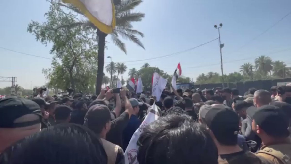 في بغداد:حشود جماهيرية واهازيج لتشييع شهداء القصف الأمريكي المربد