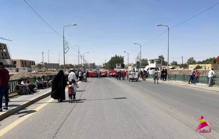 Pictures: Dozens of graduates close the Olive Bridge in Nasiriyah and demand job opportunities for them