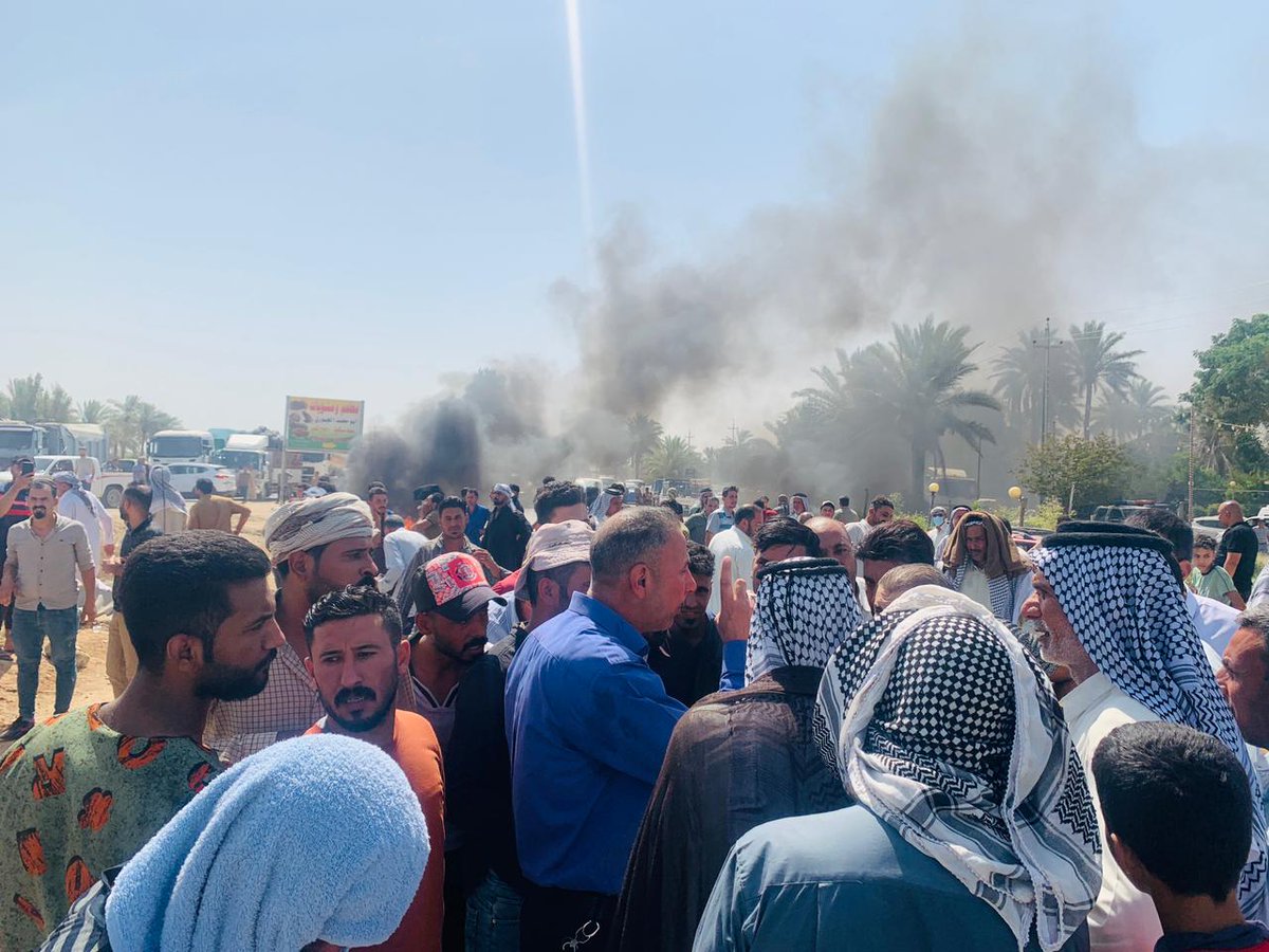 Protesters block the road Hilla - Diwaniyah in the Qadisiyah governorate in southern Iraq; Protesting the scarcity of water.