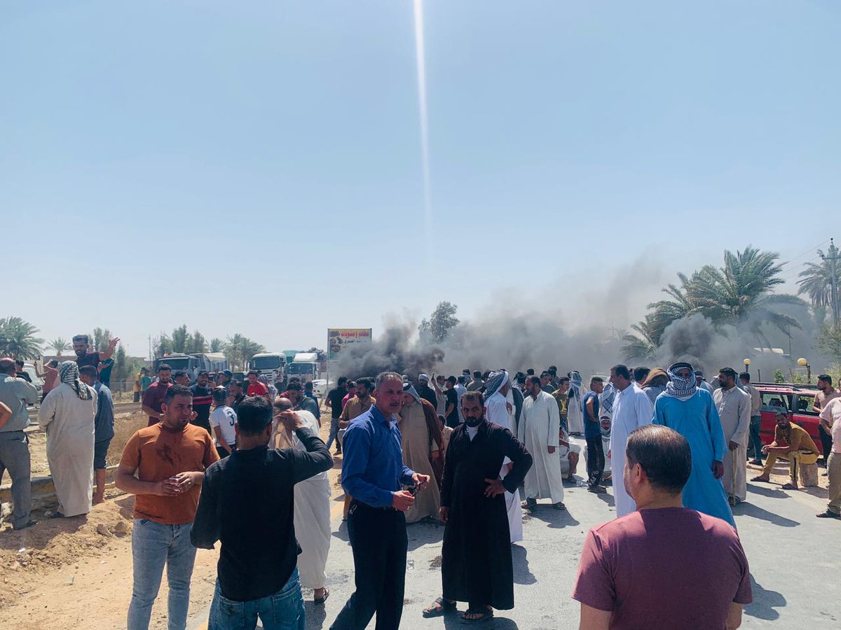 Protesters block the road Hilla - Diwaniyah in the Qadisiyah governorate in southern Iraq; Protesting the scarcity of water.