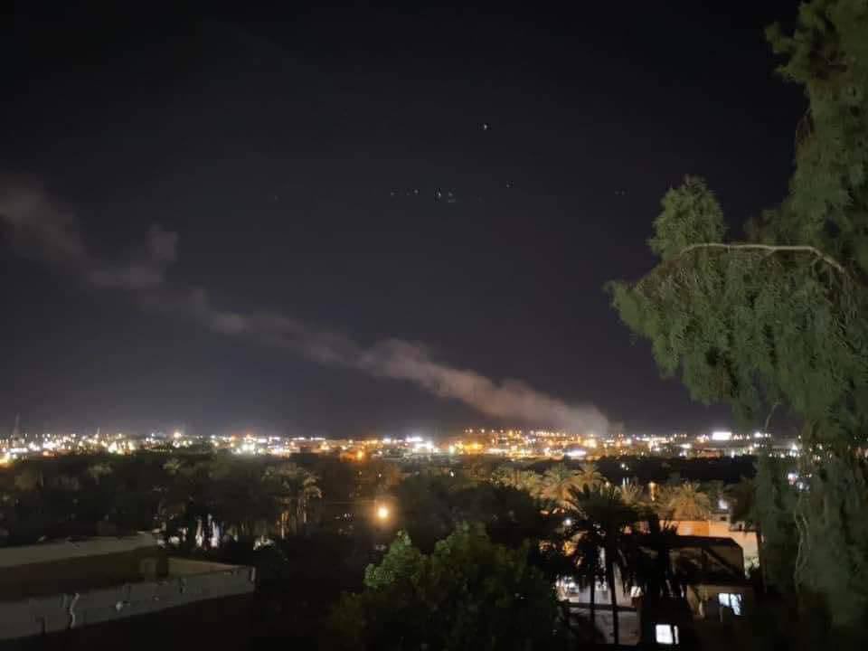 Rauch steigt aus dem Gebiet des Luftwaffenstützpunkts Ain Al Assad im Westen von Anbar auf