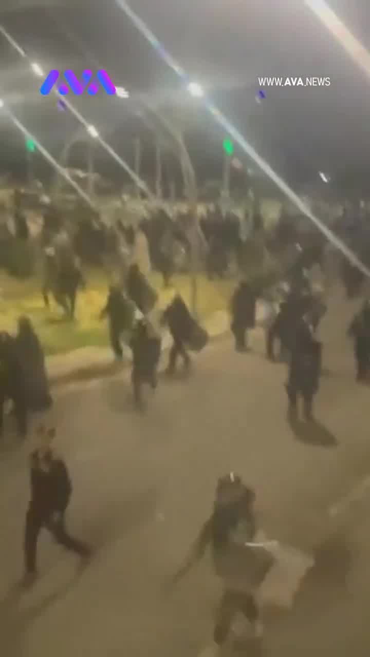 Des tensions éclatent à Kirkouk suite à la nomination du nouveau gouverneur et les forces de sécurité frappent les manifestants à coups de bâton - source AVA