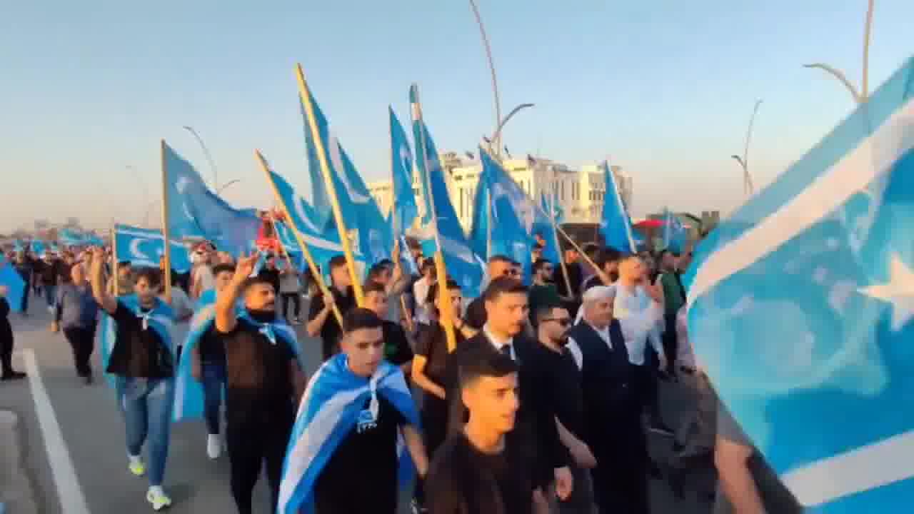 Les partisans du Front turkmène ont manifesté aujourd'hui à Kirkouk pour protester contre la formation du gouvernement local, qu'ils considèrent comme illégitime. De nombreux manifestants ont notamment été observés arborant le geste des  Loups gris  ou  Bozkurt, un symbole associé au nationalisme pan-turc.