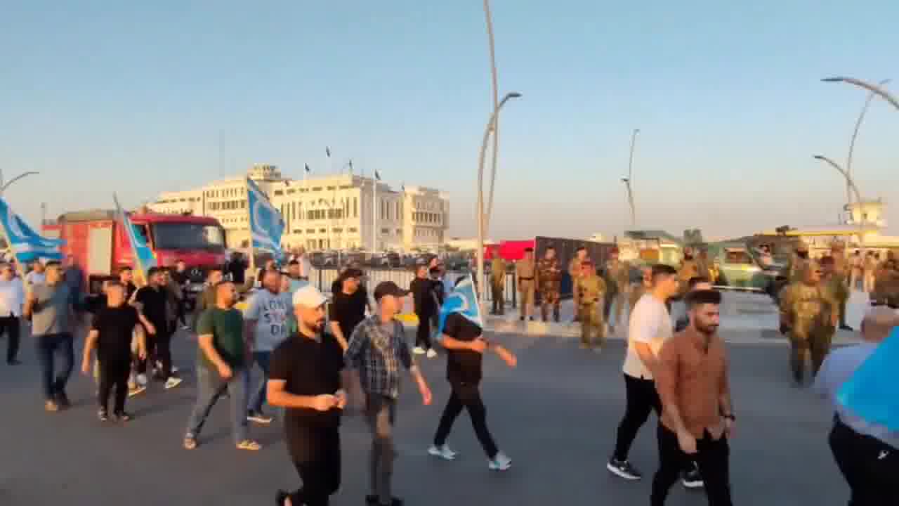 Les partisans du Front turkmène ont manifesté aujourd'hui à Kirkouk pour protester contre la formation du gouvernement local, qu'ils considèrent comme illégitime. De nombreux manifestants ont notamment été observés arborant le geste des  Loups gris  ou  Bozkurt, un symbole associé au nationalisme pan-turc.