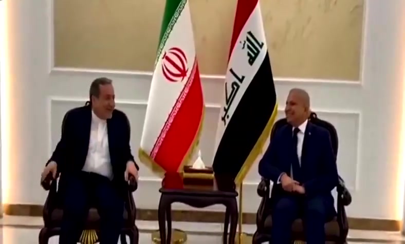 Der iranische Außenminister Abbas Araghchi traf in Bagdad ein, um mit irakischen Beamten zusammenzutreffen und die regionale Lage zu besprechen. Bei seiner Ankunft würdigte er das Qassem-Soleimani-Denkmal.